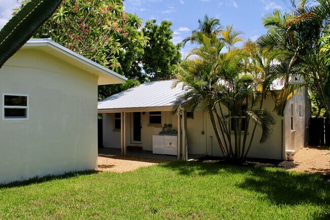 Building Photo - Fully Renovated 3/3 Northwood Home with Gu...
