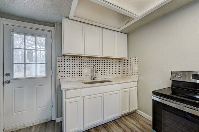 Building Photo - 1 Bedroom/1 Bathroom Available Now!