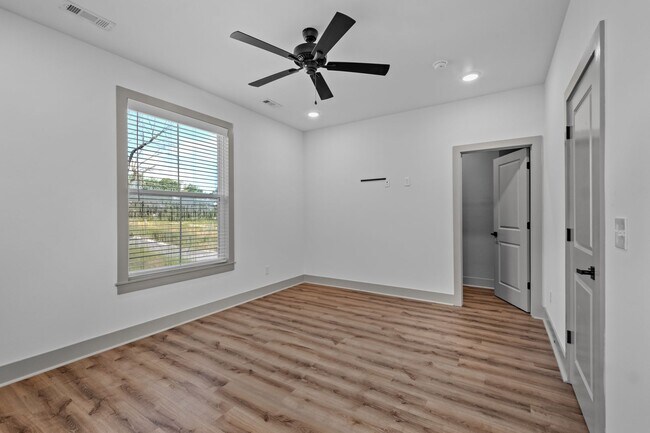 Building Photo - Duncan St Duplex