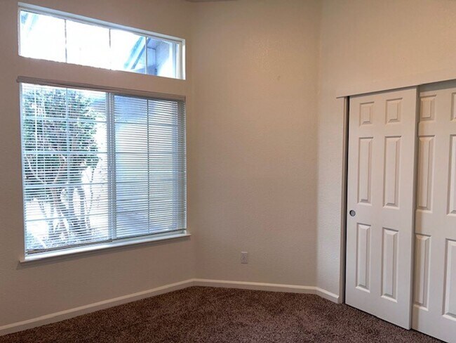 Building Photo - Single Story 3 Bedroom 2 Bathroom Home in ...