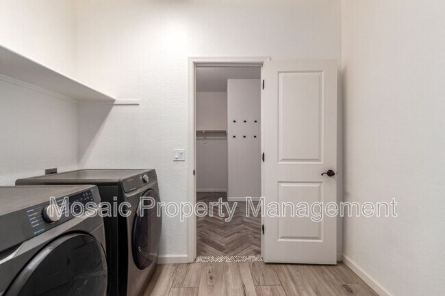 Building Photo - 35565 N Bandolier Dr
