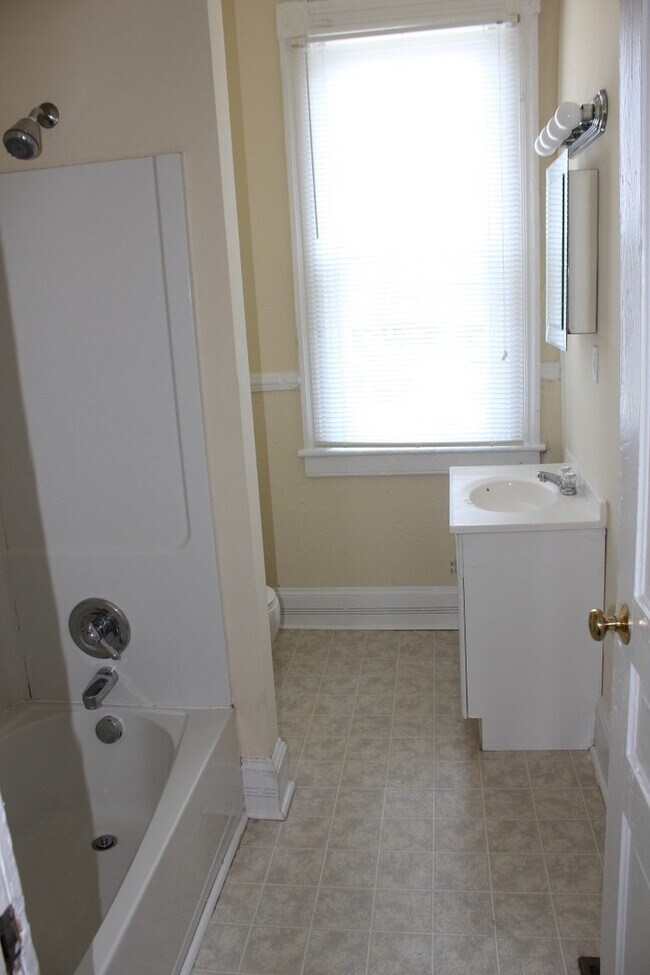 Building Photo - Spacious four bedroom, two full bath Fan/VCU area home. Available in August.