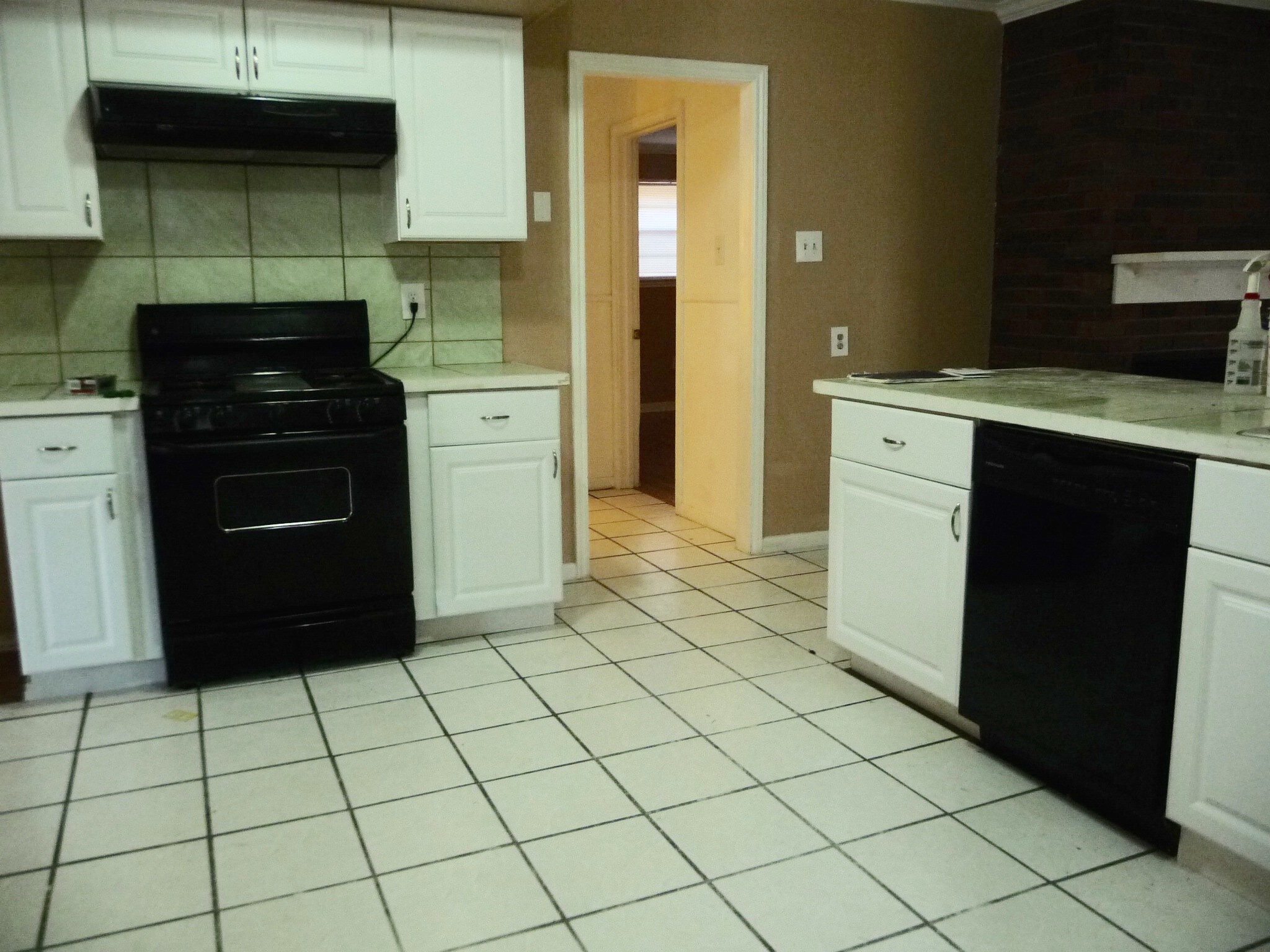 2nd view of kitchen - 4932 Ithaca St