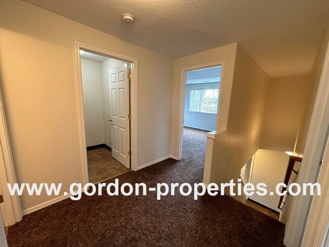 Building Photo - SE 73rd Ave - 3 bedroom townhouse in Mt Sc...