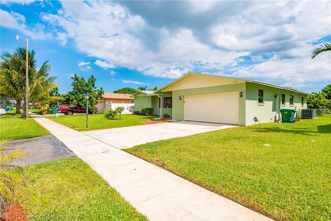 Building Photo - 5051 N Hwy A1A