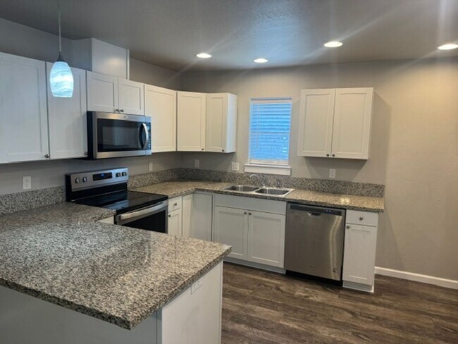Building Photo - LIKE - NEW 3- BEDROOM TOWNHOME W/ GARAGE, FENCED YARD & PRIVATE 3RD BEDROOM OFF GARAGE