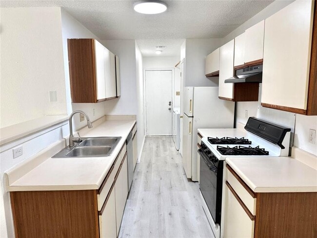 Building Photo - 403 Country Aire Dr