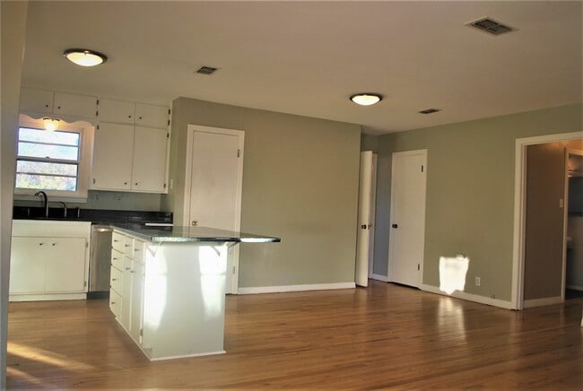 Building Photo - 1310 Coit St