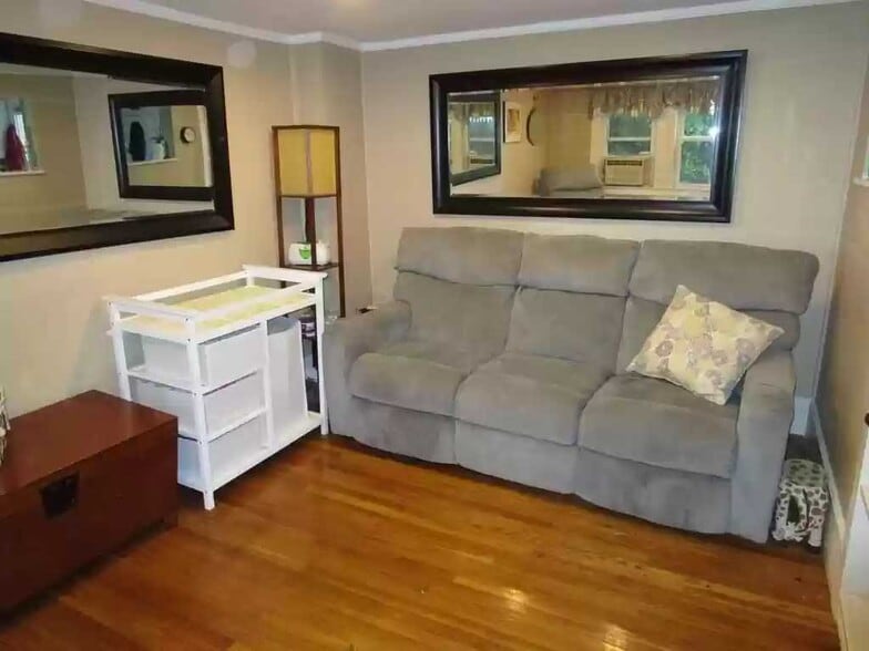 Living Room - 15 Cottage Ct