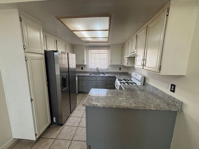 Building Photo - 2 Bedroom + Loft Condo for Rent in Canyon Country!