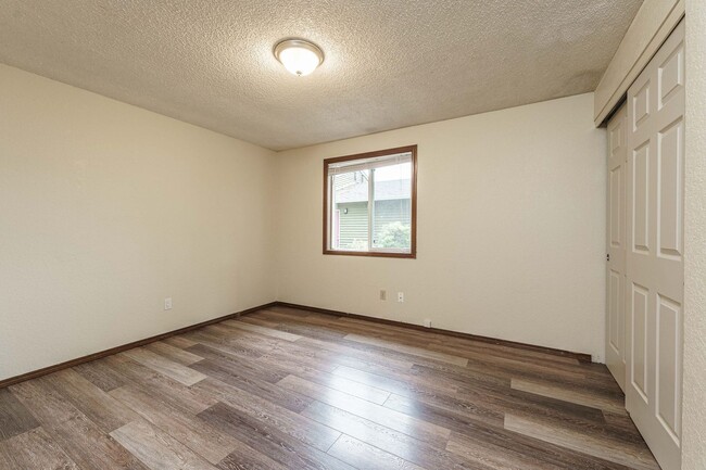 Building Photo - 2 Bedroom 2 Bath with single car garage