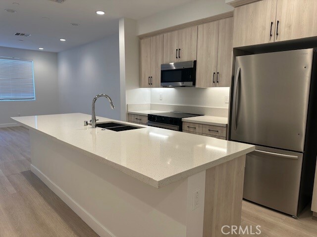 Building Photo - 828 S Harbor Blvd