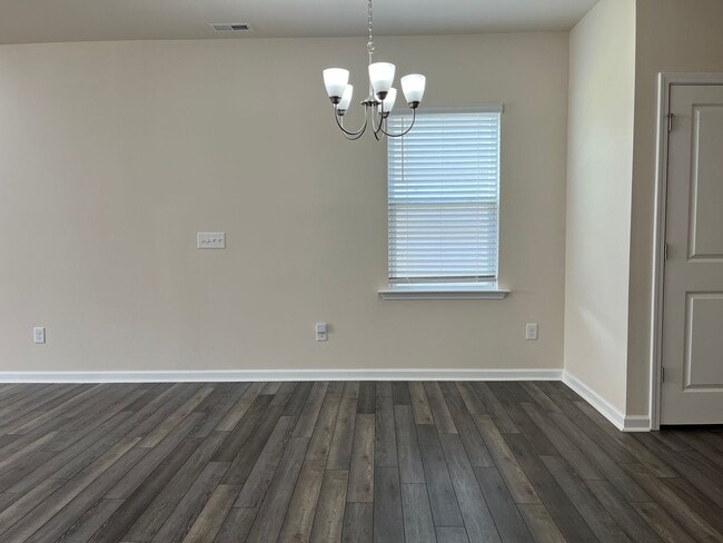 Building Photo - AMAZING LOCATION, Fantastic 4 Bed Home, In...