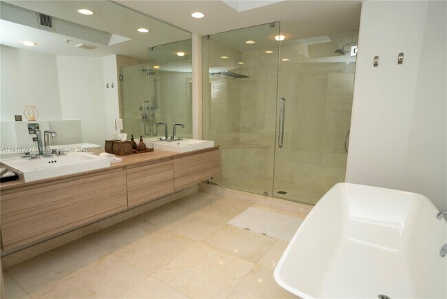 Building Photo - 17301 Biscayne Blvd