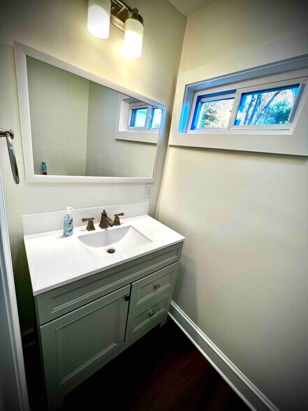 Building Photo - 1594 Main St