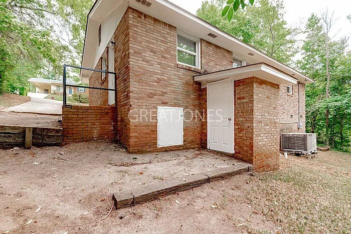 Building Photo - 400 W Miriam Ave