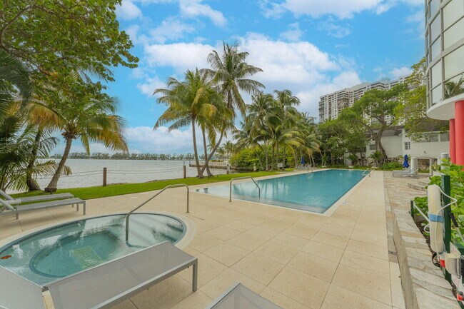 Building Photo - 2025 Brickell Ave