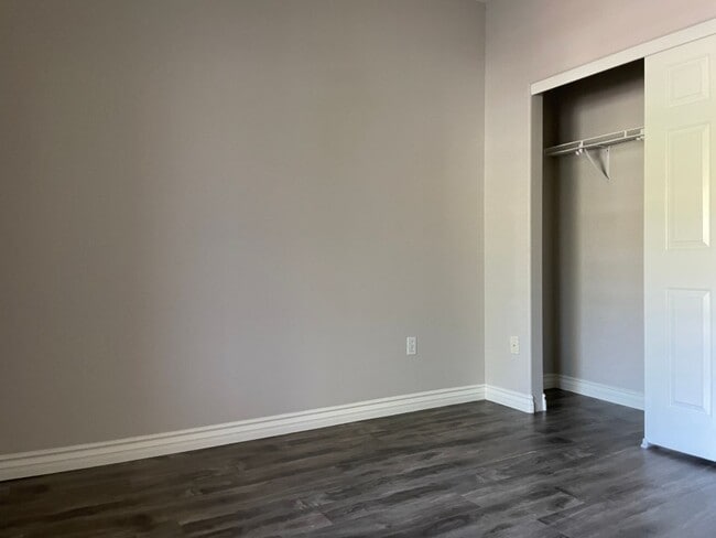 Building Photo - 2 Bedroom Summerlin Condo - Gated community