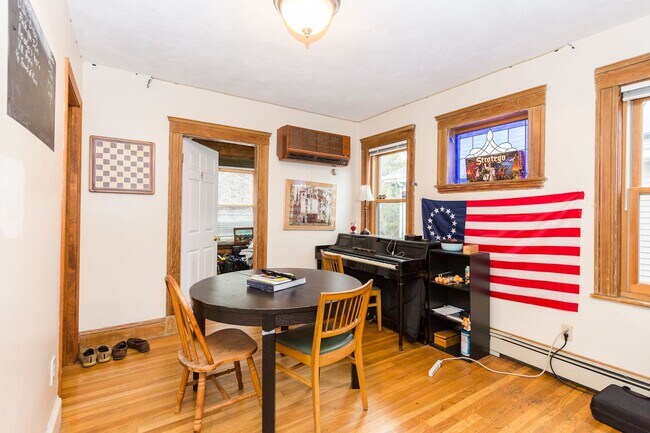 Building Photo - 6 bed in Mission Hill