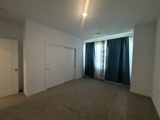 Building Photo - 1083 Traverse Dr S