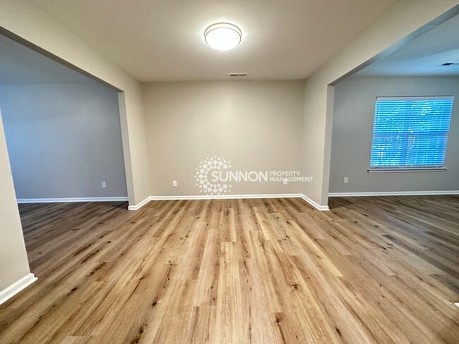 Building Photo - Newly Remodeled 5 Bed 2.5 Bath