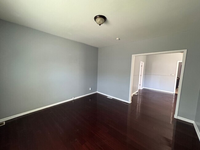 Building Photo - Near Eastside 3 Bedroom 2 Bath with Central air