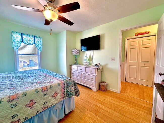Building Photo - 305 N Topsail Dr