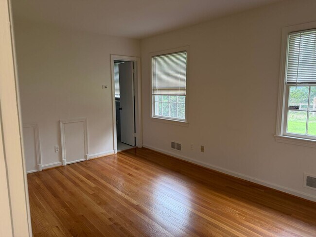 Building Photo - 9220 Quintana Dr