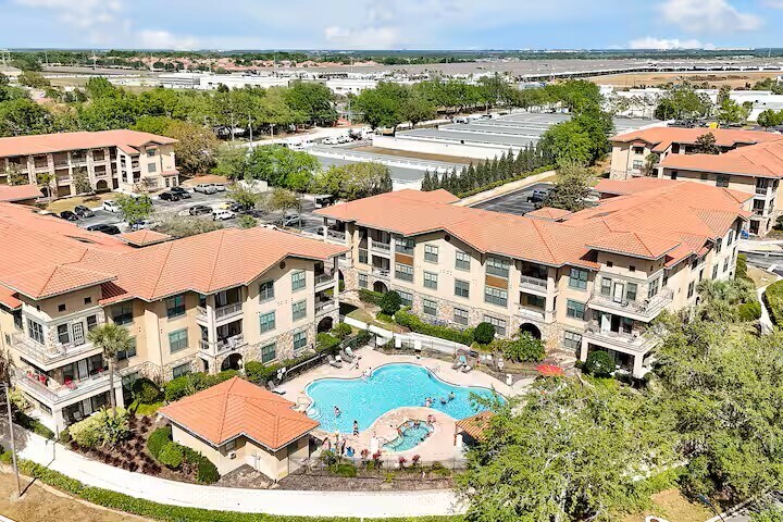 Building Photo - 909 Charo Pky