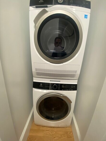 Building Photo - 146 Hemenway St