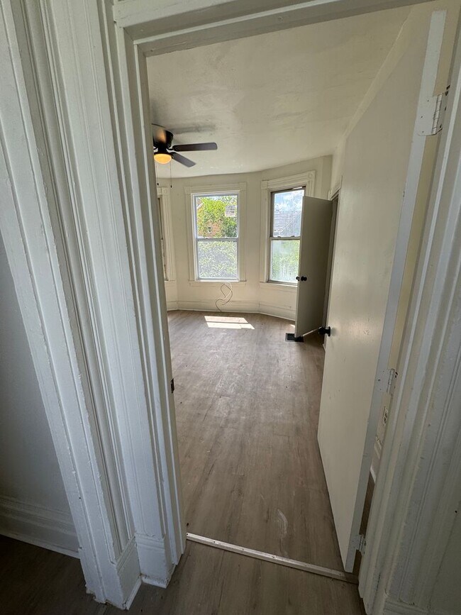 Building Photo - 540 W 7th Ave