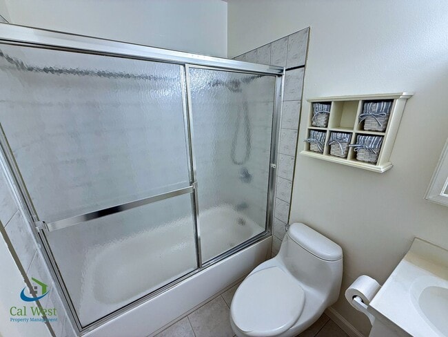 Building Photo - $2695 - 2 Bed/1 Bath Townhome in North San Jose-Near Lightrail