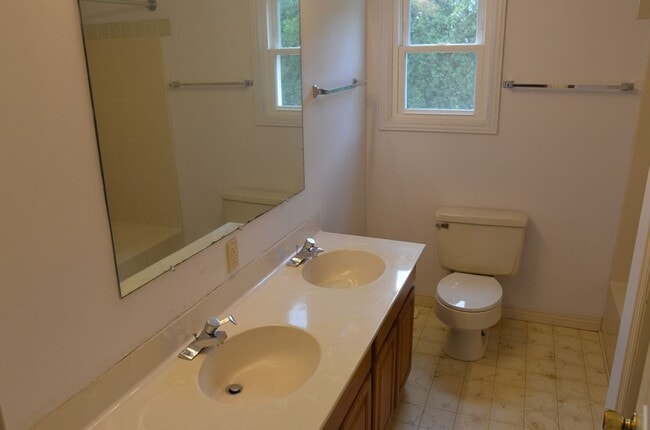 Building Photo - 7 Rivendell Dr
