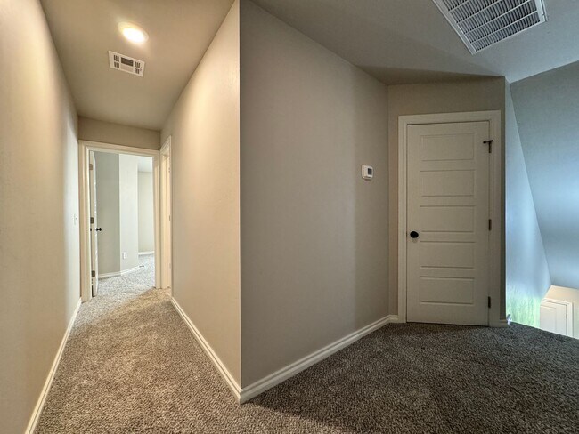 Building Photo - Spacious 3-Bedroom Home with Designer Kitc...