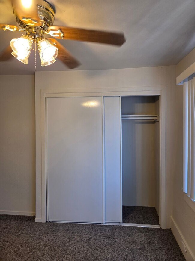 Building Photo - Two bedroom Charmer