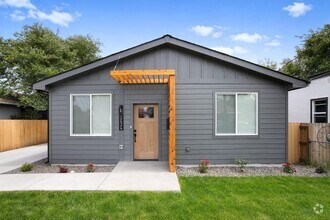 Building Photo - $2,500 - 3 Bed / 2 Bed Brand New Construct...