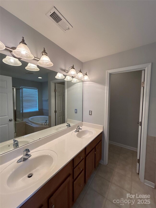 Building Photo - 8130 Bridgegate Dr