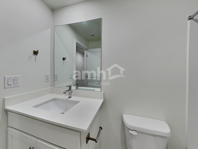 Building Photo - 1256 W Mahogany St