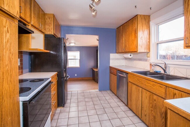 Building Photo - Centrally located single family home 2 bed...