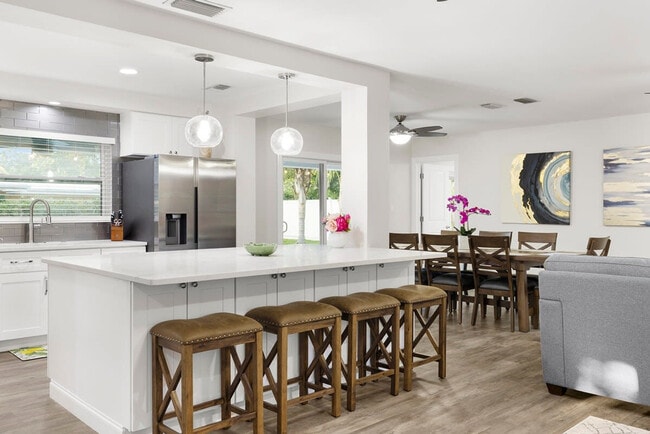 Building Photo - 802 Camelia Dr