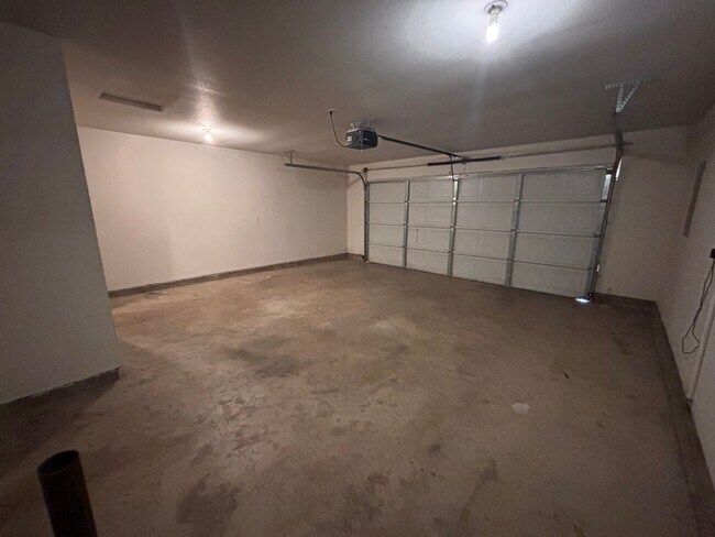Building Photo - Beautiful 3 Bedroom 2 Bath Single Level Ho...