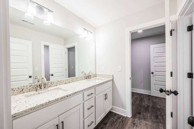 Building Photo - 809/811 Rodeo Lane