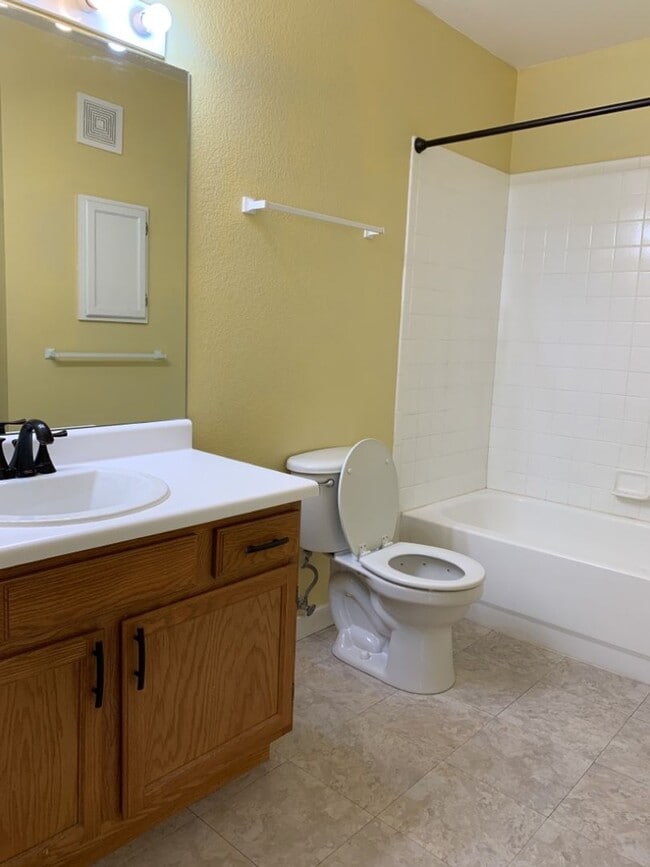 Building Photo - STUDENTS WELCOME! Remodeled 2 Bedroom 2 Bathroom Second-Floor Condo