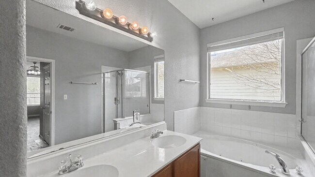 Building Photo - 3 Bed, 2 Bath Home with Garage & Fenced Yard / Pet-Friendly / Available now!