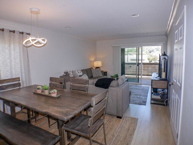 Building Photo - RARE Offering 2BD/2BA - Condo of secured building in highly sought after Boutique Bella Capri bui...