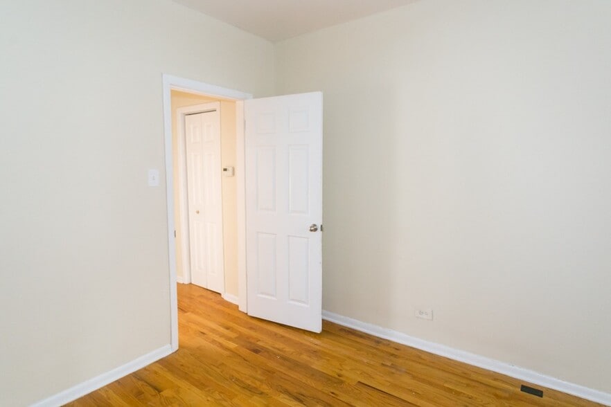 Building Photo - 629 W Barry Ave