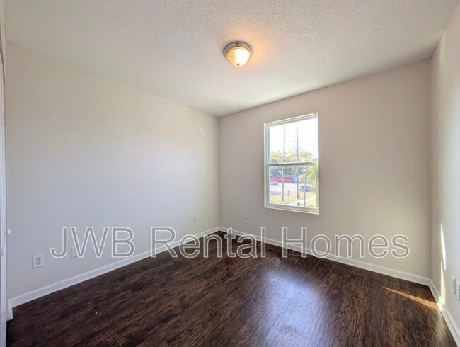 Building Photo - 8401 McGirts Village Ln