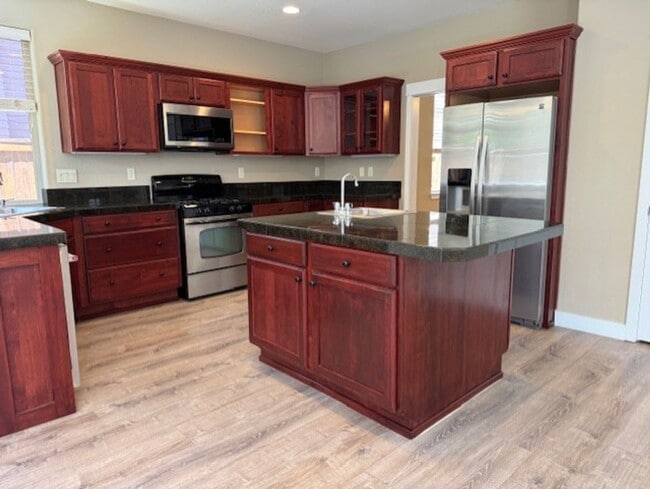 Building Photo - Large Home SW Bend