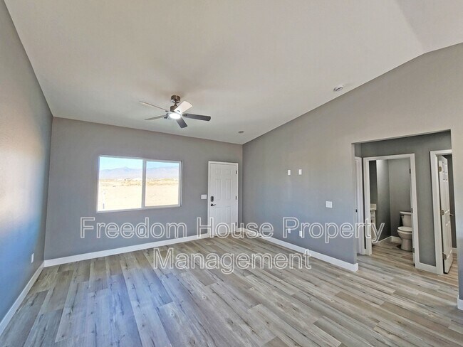 Building Photo - 831 Valiant Ave