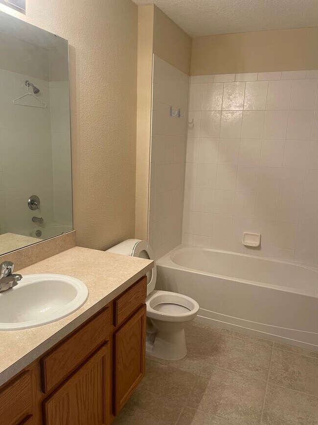 Building Photo - 2/2 Condo In Oakleaf Plantation!